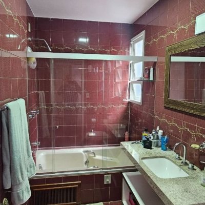 Casa Residencial com 316m², 4 quartos, 2 suítes, 2 garagens, no bairro Estreito em Florianópolis