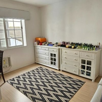 Casa Residencial com 316m², 4 quartos, 2 suítes, 2 garagens, no bairro Estreito em Florianópolis