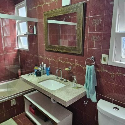 Casa Residencial com 316m², 4 quartos, 2 suítes, 2 garagens, no bairro Estreito em Florianópolis