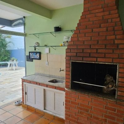 Casa Residencial com 316m², 4 quartos, 2 suítes, 2 garagens, no bairro Estreito em Florianópolis