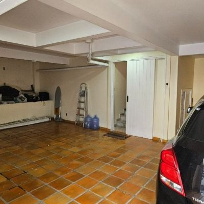 Casa Residencial com 316m², 4 quartos, 2 suítes, 2 garagens, no bairro Estreito em Florianópolis