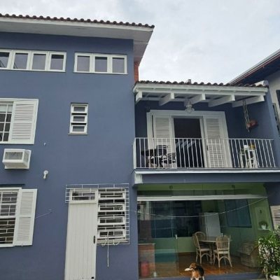 Casa Residencial com 316m², 4 quartos, 2 suítes, 2 garagens, no bairro Estreito em Florianópolis