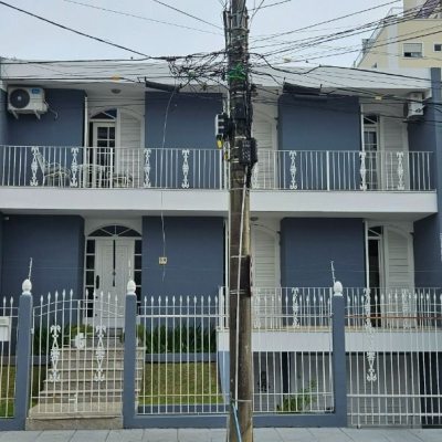 Casa Residencial com 316m², 4 quartos, 2 suítes, 2 garagens, no bairro Estreito em Florianópolis