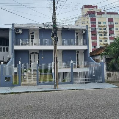 Casa Residencial com 316m², 4 quartos, 2 suítes, 2 garagens, no bairro Estreito em Florianópolis