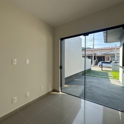 Casa Residencial com 50m², 2 quartos, 2 garagens, no bairro Forquilhas em São José