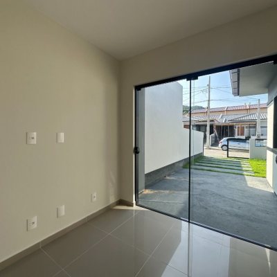 Casa Residencial com 50m², 2 quartos, 2 garagens, no bairro Forquilhas em São José