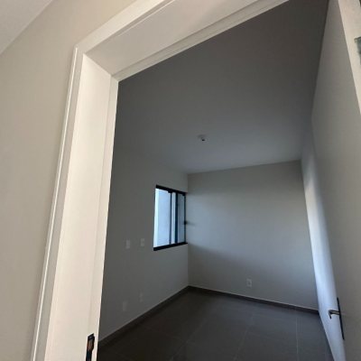 Casa Residencial com 50m², 2 quartos, 2 garagens, no bairro Forquilhas em São José