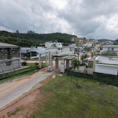 Casa em Condomínio com 183m², 3 quartos, 1 suíte, 2 garagens, no bairro Sertão Do Maruim em São José