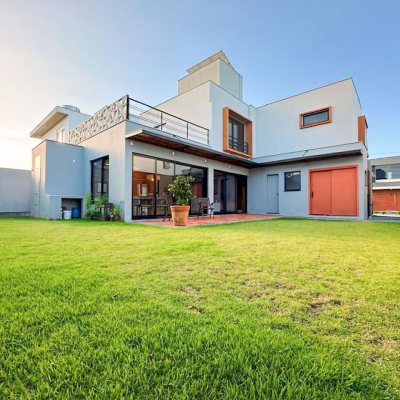 Casa em Condomínio com 239m², 3 quartos, 1 suíte, 2 garagens, no bairro Campeche em Florianópolis