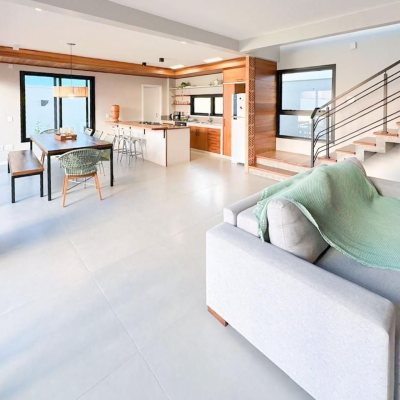 Casa em Condomínio com 239m², 3 quartos, 1 suíte, 2 garagens, no bairro Campeche em Florianópolis