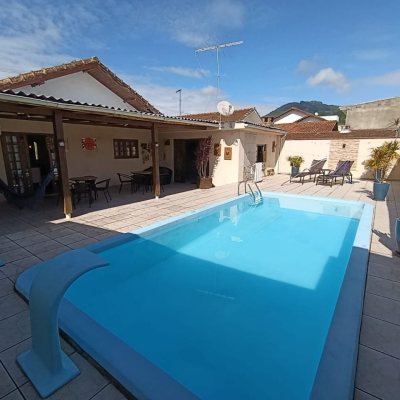 Casa Residencial com 90m², 3 quartos, 1 suíte, 2 garagens, no bairro Universitário em Biguaçu