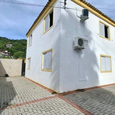 Casa Residencial com 412m², 6 quartos (sendo 6 suítes), 4 garagens, no bairro Ponta Das Canas em Florianópolis