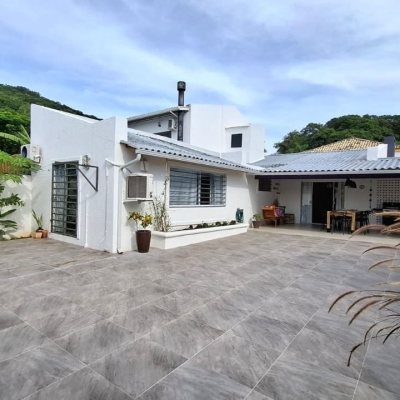 Casa Residencial com 412m², 6 quartos (sendo 6 suítes), 4 garagens, no bairro Ponta Das Canas em Florianópolis