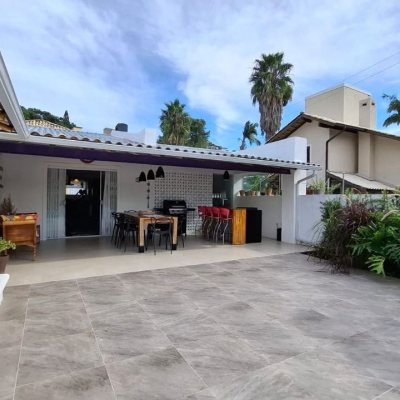 Casa Residencial com 412m², 6 quartos (sendo 6 suítes), 4 garagens, no bairro Ponta Das Canas em Florianópolis