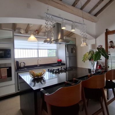 Casa Residencial com 412m², 6 quartos (sendo 6 suítes), 4 garagens, no bairro Ponta Das Canas em Florianópolis