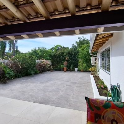 Casa Residencial com 412m², 6 quartos (sendo 6 suítes), 4 garagens, no bairro Ponta Das Canas em Florianópolis