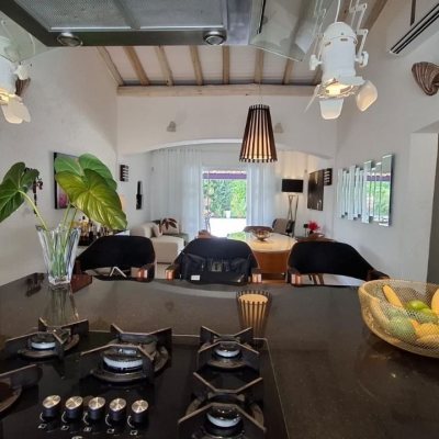 Casa Residencial com 412m², 6 quartos (sendo 6 suítes), 4 garagens, no bairro Ponta Das Canas em Florianópolis