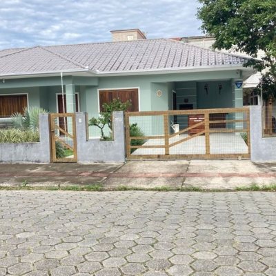 Casa Residencial com 130m², 3 quartos (sendo 1 suíte), 2 garagens, no bairro Campeche em Florianópolis