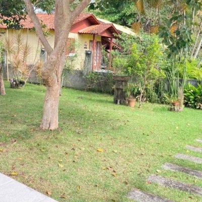 Casa Residencial com 130m², 3 quartos (sendo 1 suíte), 2 garagens, no bairro Campeche em Florianópolis