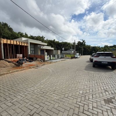 Sobrado Residencial com 165m², 3 quartos (sendo 1 suíte), 3 garagens, no bairro Forquilhas em São José