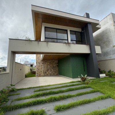 Sobrado Residencial com 165m², 3 quartos (sendo 1 suíte), 3 garagens, no bairro Forquilhas em São José