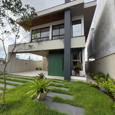 Sobrado Residencial com 165m², 3 quartos (sendo 1 suíte), 3 garagens, no bairro Forquilhas em São José
