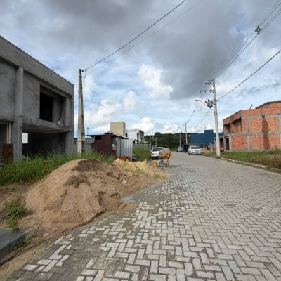 Sobrado Residencial com 165m², 3 quartos (sendo 1 suíte), 3 garagens, no bairro Forquilhas em São José