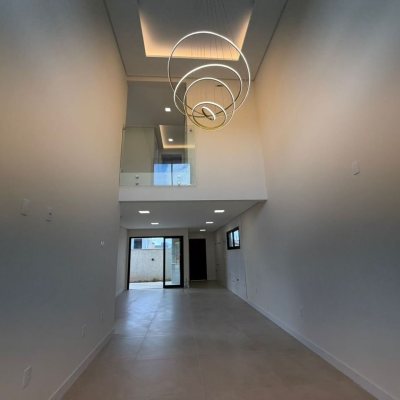 Sobrado Residencial com 165m², 3 quartos (sendo 1 suíte), 3 garagens, no bairro Forquilhas em São José