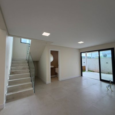 Sobrado Residencial com 165m², 3 quartos (sendo 1 suíte), 3 garagens, no bairro Forquilhas em São José