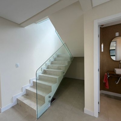 Sobrado Residencial com 165m², 3 quartos (sendo 1 suíte), 3 garagens, no bairro Forquilhas em São José