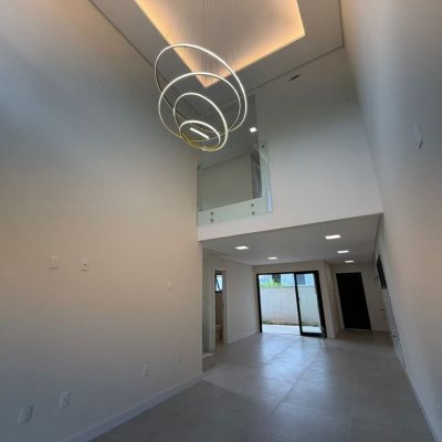 Sobrado Residencial com 165m², 3 quartos (sendo 1 suíte), 3 garagens, no bairro Forquilhas em São José