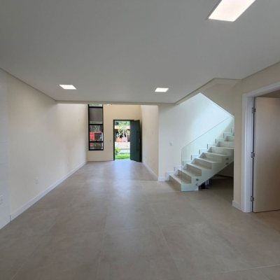 Sobrado Residencial com 165m², 3 quartos (sendo 1 suíte), 3 garagens, no bairro Forquilhas em São José