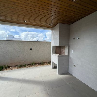 Sobrado Residencial com 165m², 3 quartos (sendo 1 suíte), 3 garagens, no bairro Forquilhas em São José
