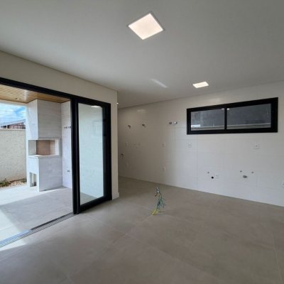 Sobrado Residencial com 165m², 3 quartos (sendo 1 suíte), 3 garagens, no bairro Forquilhas em São José