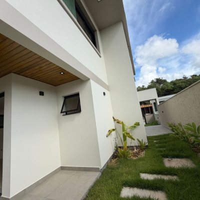 Sobrado Residencial com 165m², 3 quartos (sendo 1 suíte), 3 garagens, no bairro Forquilhas em São José