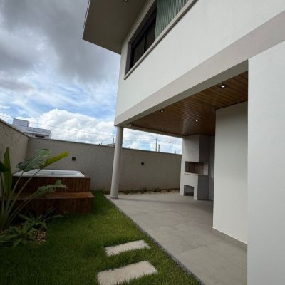 Sobrado Residencial com 165m², 3 quartos (sendo 1 suíte), 3 garagens, no bairro Forquilhas em São José