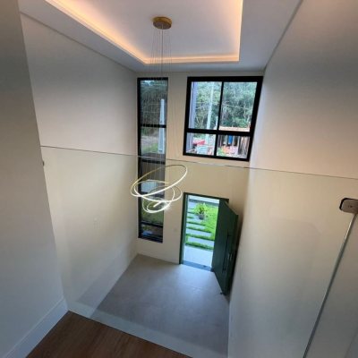 Sobrado Residencial com 165m², 3 quartos (sendo 1 suíte), 3 garagens, no bairro Forquilhas em São José