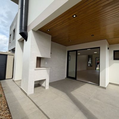 Sobrado Residencial com 165m², 3 quartos (sendo 1 suíte), 3 garagens, no bairro Forquilhas em São José