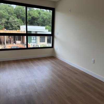 Sobrado Residencial com 165m², 3 quartos (sendo 1 suíte), 3 garagens, no bairro Forquilhas em São José