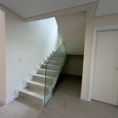 Sobrado Residencial com 165m², 3 quartos (sendo 1 suíte), 3 garagens, no bairro Forquilhas em São José