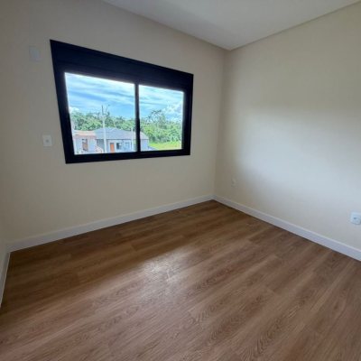 Sobrado Residencial com 165m², 3 quartos (sendo 1 suíte), 3 garagens, no bairro Forquilhas em São José