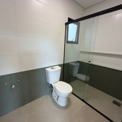 Sobrado Residencial com 165m², 3 quartos (sendo 1 suíte), 3 garagens, no bairro Forquilhas em São José