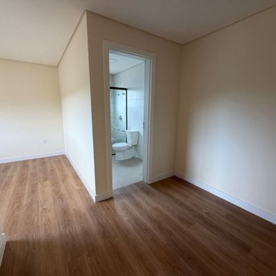 Sobrado Residencial com 165m², 3 quartos (sendo 1 suíte), 3 garagens, no bairro Forquilhas em São José