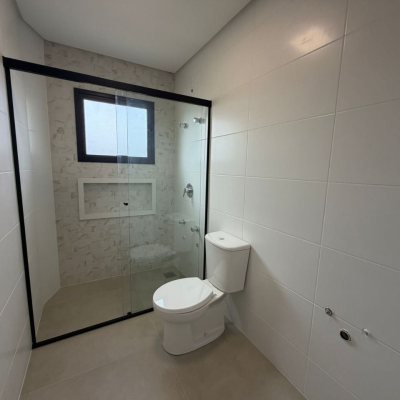 Sobrado Residencial com 165m², 3 quartos (sendo 1 suíte), 3 garagens, no bairro Forquilhas em São José