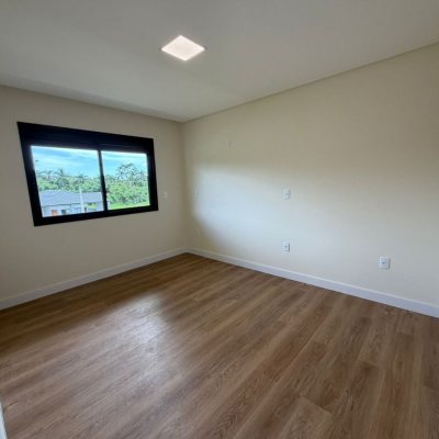 Sobrado Residencial com 165m², 3 quartos (sendo 1 suíte), 3 garagens, no bairro Forquilhas em São José