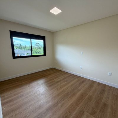 Sobrado Residencial com 165m², 3 quartos (sendo 1 suíte), 3 garagens, no bairro Forquilhas em São José