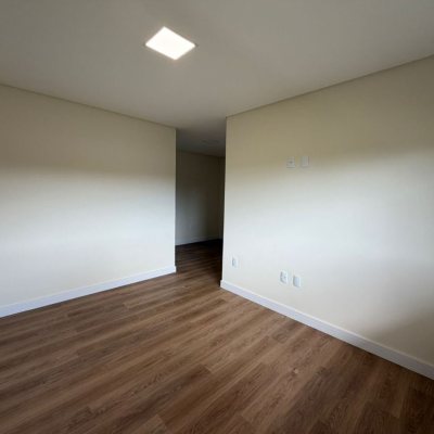 Sobrado Residencial com 165m², 3 quartos (sendo 1 suíte), 3 garagens, no bairro Forquilhas em São José
