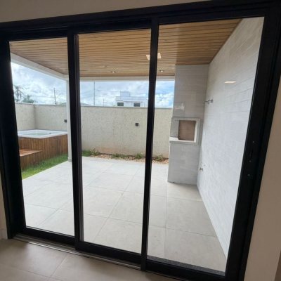 Sobrado Residencial com 165m², 3 quartos (sendo 1 suíte), 3 garagens, no bairro Forquilhas em São José