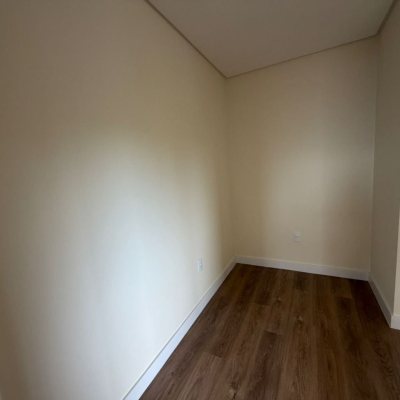 Sobrado Residencial com 165m², 3 quartos (sendo 1 suíte), 3 garagens, no bairro Forquilhas em São José