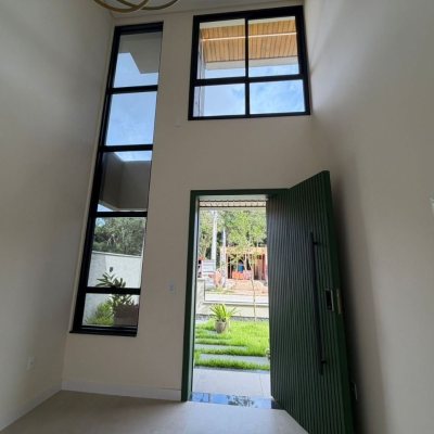 Sobrado Residencial com 165m², 3 quartos (sendo 1 suíte), 3 garagens, no bairro Forquilhas em São José